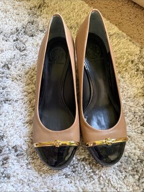 Tory Burch Tan Leather Pumps with Black Patent Cap Toe and Gold Trim 7M .
